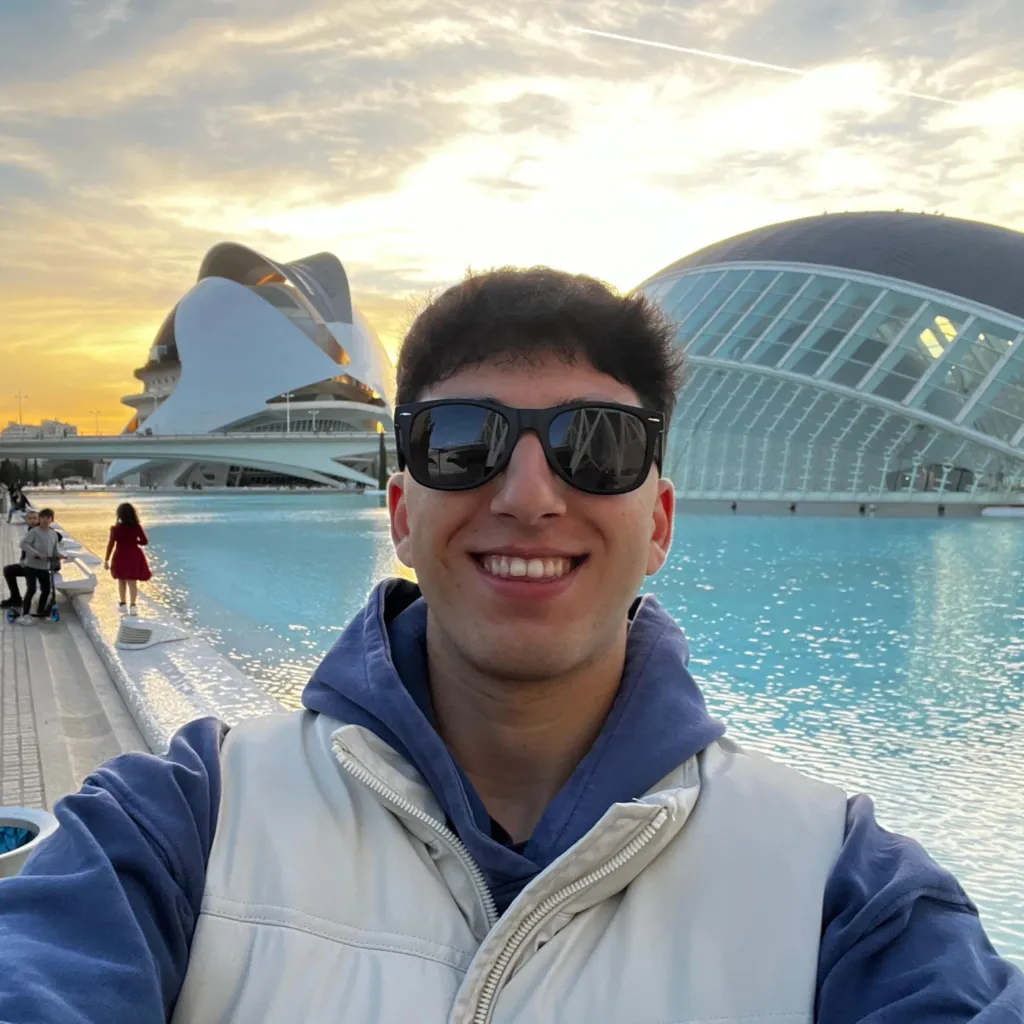 Fernando Renilla, fotógrafo, sonriendo con gafas de sol en la Ciudad de las Artes y las Ciencias de Valencia